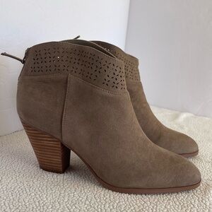 Violet & red Nordstrom nwob Jackson taupe vegan leathered booties